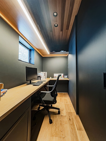 二帖程度の書斎。照明上部は棚になっており、読書やワーキングスペースとして集中できる空間になっている。