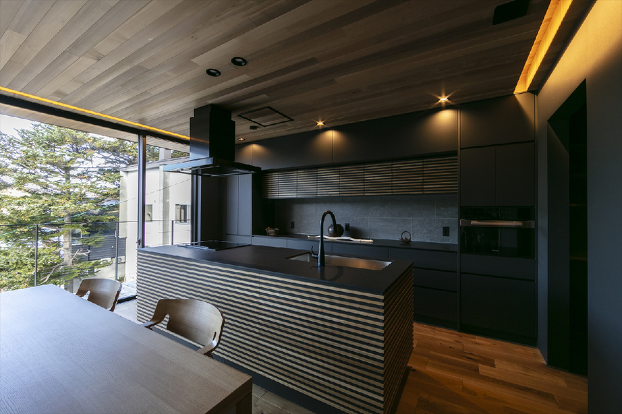 IHクッキングヒーターに埋め込みのオーブン、クロス巻きの収納。極力突出を無くして面を揃え、見せないものを隠し、見せたい景色に視線が動く設計