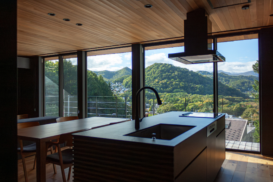 四季によって多彩な表情を見せる山景色。どこからでも山を囲う窓が特徴のリビング。