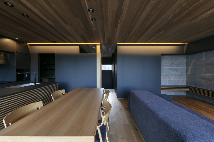 窓とは反対側、建物正面に設けられた窓からも木の葉が見える。建物のどこから眺めても、外の自然と繋がるような配置。