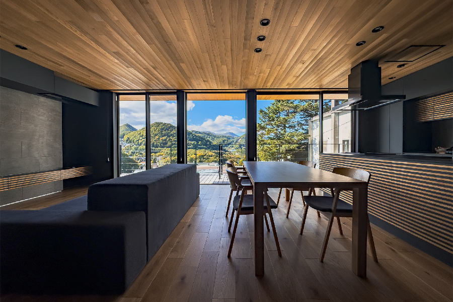 山へとバルコニーが繋がるようなリビング。四季折々の表情と共に暮らせる空間。