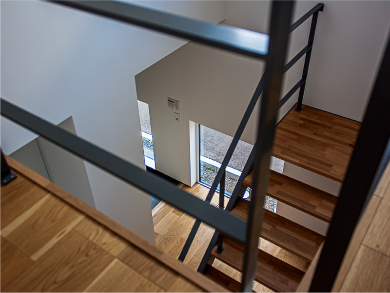 ウォークインクローゼットと繋がる下がり天井の寝室。