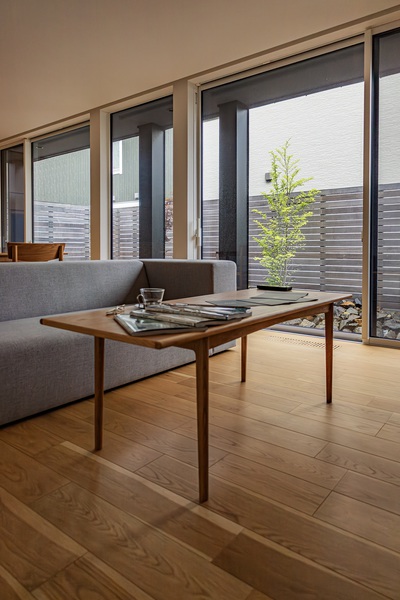 床から天井にまで大きく開く窓