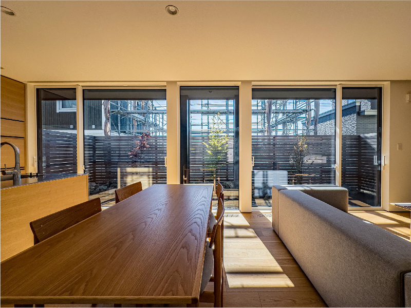 外と繋がる庭から四季の移ろいを感じられるリビング